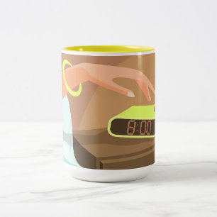 Händeschalten auf den Knopf Wecker-Schlummertaste Zweifarbige Tasse