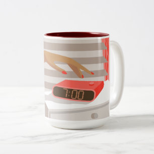 Händeschalten der Frauen auf den Knopf für den Wec Zweifarbige Tasse