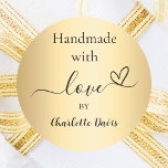 Handgefertigt mit Liebe-Goldname Runder Aufkleber<br><div class="desc">Ein Imitat mit goldfarbenem Hintergrund,  schwarzer Text. Personalisieren Sie Ihren Namen und fügen Sie ihn hinzu. Mit dem Text: Handmade mit Liebe,  von   ein kleines Herz.</div>