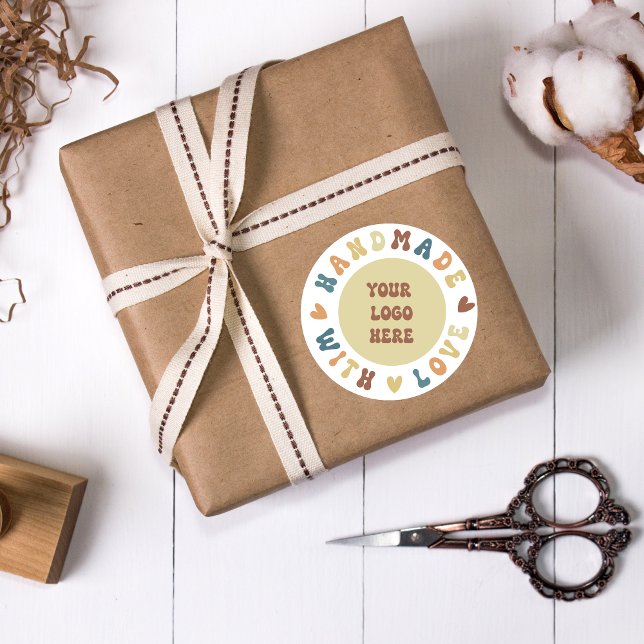 Handgefertigt mit Liebe-Logo-Groovy Schriftart-Nie Runder Aufkleber (Handmade with love-groovy text-custom logo label)