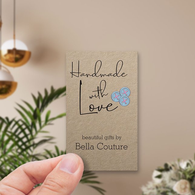 Handgefertigt mit Liebe Niedliche Tasten Rustic Kr Visitenkarte (Vertical business card - Handmade with Love on kraft with cute buttons)