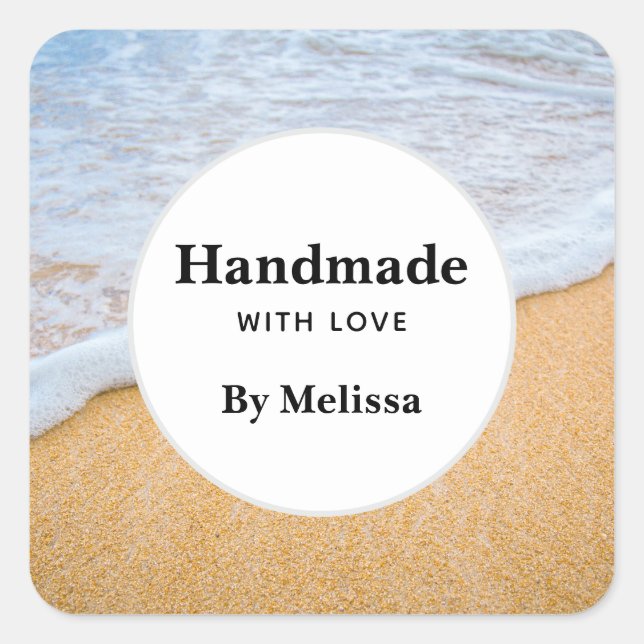 Handgefertigt mit Liebe Sandy Beach mit Foamy Surf Quadratischer Aufkleber (Vorderseite)