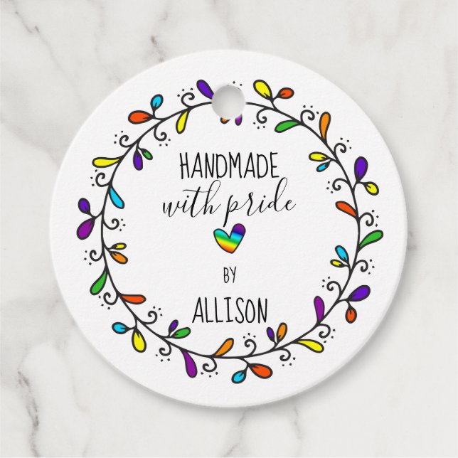 Handgefertigt mit Stolz Regenbogen 🌈 zweiseitiger Geschenkanhänger (Vorderseite)