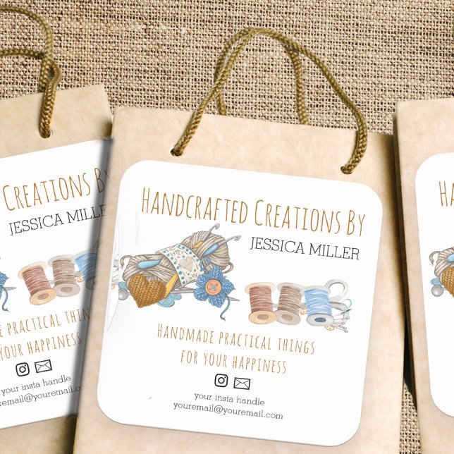 Handgefertigte Kreationen Garne und Nähen weiß Quadratischer Aufkleber (Handcrafted Creations packaging label with social media and email icons)