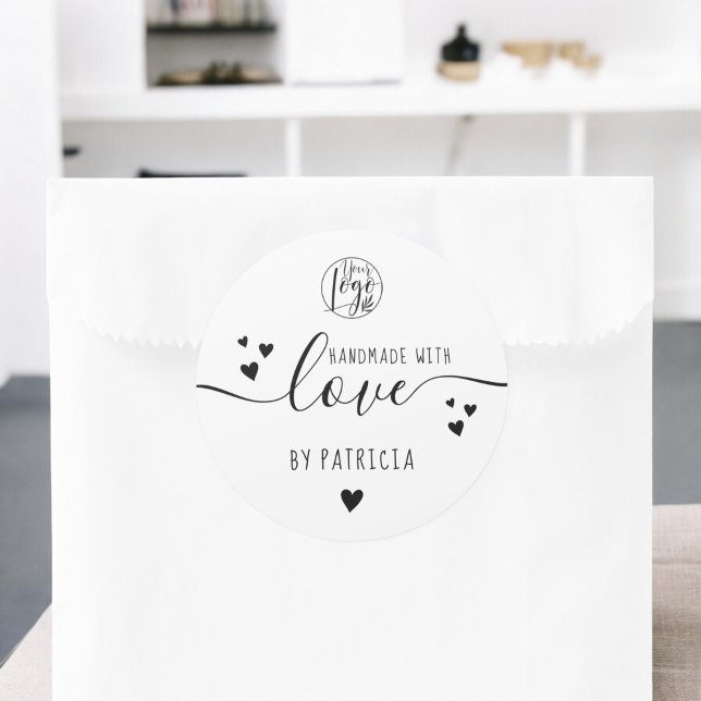 Handgefertigte Liebe Logo-Herzen schwarz und weiß Runder Aufkleber (Handmade love script logo hearts black and white classic round sticker)