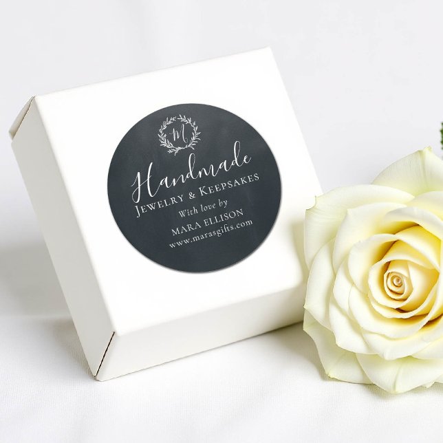 Handgefertigte Monogramm-Verpackung Schwarz Runder Aufkleber (product packaging sticker artisan business gift blackboard white monogram handmade homemade)