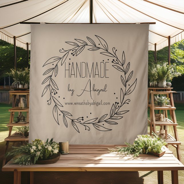 Handgemachtes Geschäft Logo Botanischer Kranz Kuns Wandteppich (Elegant botanical wreath tapestry for craft fair booth branding display)