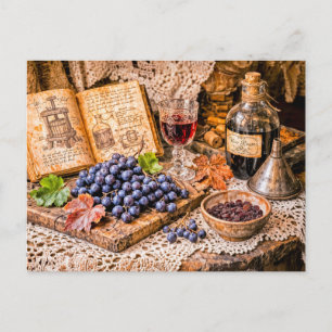 Handgepresster traditioneller Wein mit Trauben und Postkarte