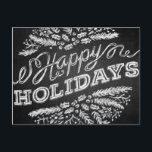 Handgeschriebene Chalkboard Happy Holidays Postkar Feiertagspostkarte<br><div class="desc">Die Weihnachtsgrüße (hier "Happy Holidays") werden auf dieser einzigartigen und trendigen Weihnachtskarte im Chalkboard-Stil präsentiert. Die handgeschriebene Typografie sieht aus wie Kreide an der Tafel, die kalkigen Weihnachtsbilder (Kiefernäste, Beeren) sind in einem dekorativen Kreismuster angeordnet. Sie können mit Ihren eigenen Namen und Nachricht im Hintergrund anpassen. Verfügbar mit passenden Produkten....</div>