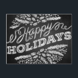 Handgeschriebene Chalkboard Happy Holidays Postkar Feiertagspostkarte<br><div class="desc">Die Weihnachtsgrüße (hier "Happy Holidays") werden auf dieser einzigartigen und trendigen Weihnachtskarte im Chalkboard-Stil präsentiert. Die handgeschriebene Typografie sieht aus wie Kreide an der Tafel, die kalkigen Weihnachtsbilder (Kiefernäste, Beeren) sind in einem dekorativen Kreismuster angeordnet. Sie können mit Ihren eigenen Namen und Nachricht im Hintergrund anpassen. Verfügbar mit passenden Produkten....</div>