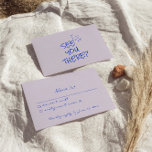 Handgeschriebene farbenfrohe Retro Funky Wedding D RSVP Karte<br><div class="desc">Eine einfache und elegante kalligraphische rosa und blaue Retro-Hochzeitskarte rsvp. Das hat einen Vintagen,  modernen,  blassen lila Hintergrund mit handgeschriebenem blauen Skript. Minimalistisch und elegant mit fett und Retro-Schrift. Sie können alle editierbar sein,  indem Sie auf die Schaltfläche Personalisieren klicken.</div>