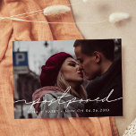 Handgeschriebene Hochzeitsankündigung verschoben Postkarte<br><div class="desc">Sie müssen Ihre Hochzeit oder Feier verschieben oder absagen? Teilen Sie die Neuigkeiten mit dieser schönen Foto-Postkarte,  voll anpassbarem Schriftart und Farben.</div>