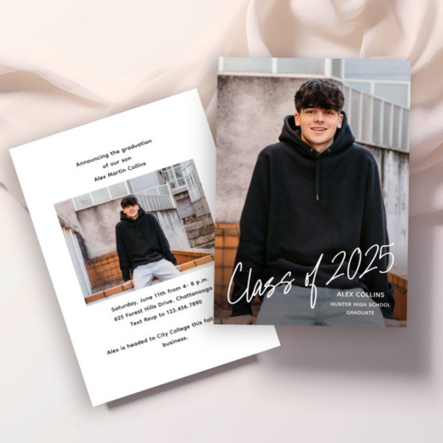 Handgeschriebene Klasse des 2025-Foto-Abschlusses Ankündigung (Modern Handwritten Class of 2025 Photo Graduation Invitations.)