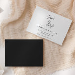 Handgeschriebene Skriptminimale | Hochzeit Save The Date<br><div class="desc">Handgeschriebene elegante Skript Hochzeit speichern Sie die Datumskarte. Diese Save the Date-Karte verfügt über einen eleganten Skripttext mit einem minimalen Schwarzweißmotiv. Passen Sie den Text mit allen Details für Ihren besonderen Tag an.</div>