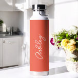 Handgeschriebener Text Roter Koral Elegante Wasser Trinkflasche<br><div class="desc">Red Coral Elegant Water Flasche mit der Option,  Namen mit schönen kalligraphischen Text hinzufügen. Mehr Produkte mit diesem Design sind in der folgenden Kollektion zu finden.</div>