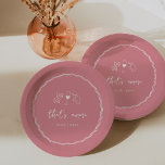 Handgeschriebenes Brautparty "That's Amore" Pappteller<br><div class="desc">Dieses wunderschöne, inspirierte Brautparty-Design mit handgeschriebenem Stil, kursiven Schriftzeichen, die mit einem wellenförmigen Schleifenband in Weiß auf einem rosa Hintergrund versehen sind. Handgezeichnete Illustrationen von Krawatte-Pasta, Wein und einer sizilianischen Zitrone ergänzen das Design für einen Sommer Amalfi Küste Look. Diese eleganten mediterranen Brautparty-Papier-Teller zeichnen sich durch "das ist amore" in...</div>