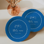 Handgeschriebenes Brautparty "That's Amore" Pappteller<br><div class="desc">Dieses wunderschöne, inspirierte Brautparty-Design mit handgeschriebenem Stil, kursiven Schriftzeichen, die mit einem weißen, wellenförmigen Ribbon-Rahmen auf mediterranem blauen Hintergrund hervorgehoben sind. Handgezeichnete Illustrationen von Krawatte-Pasta, Wein und einer sizilianischen Zitrone ergänzen das Design für einen Sommer Amalfi Küste Look. Diese eleganten mediterranen Brautparty-Papier-Teller zeichnen sich durch "das ist amore" in handgeschriebenen...</div>