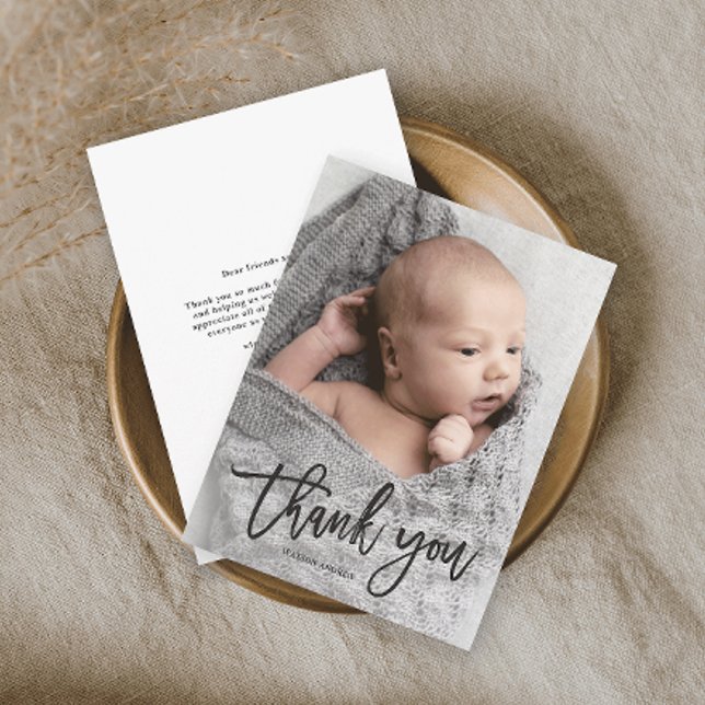 Handgeschriebenes Foto Baby Danke Karte (Simple baby photo thank you card with modern handwritten script overlay typography.)