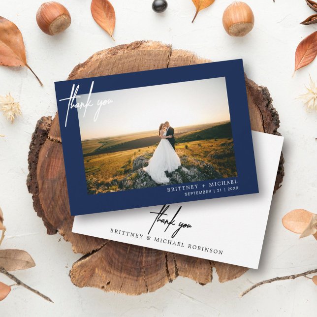 Handgeschriebenes modernes Foto Vielen Dank Navy B Dankeskarte (Modern elegant wedding thank you card with a wedding photo on the front and simple hand written font)