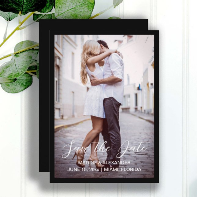 Handgeschriebenes modernes Hochzeitsstift Foto Bla Save The Date (Elegant black wedding save the date photo card.  )
