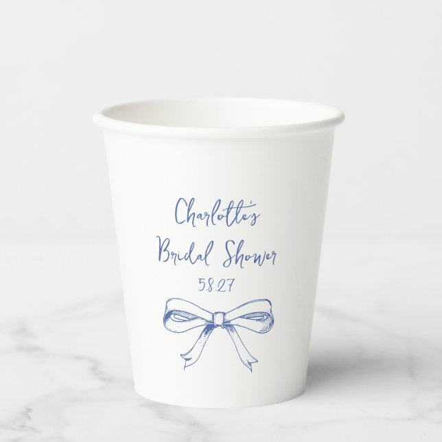 Handgeschriebenes Script Coquette Bow Blue Brautpa Pappbecher (Vorderseite)