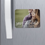 Handgeschriebenes Script | FOTO SAVE THE DATE Magnet<br><div class="desc">Ein modernes magnetisches Save the Date,  das für Ihr beliebtes,  horizontal oder landschaftsorientiertes Vollblutungs-Foto entwickelt wurde. "Save the Date" erscheint als Overlay am unteren Rand in weißem handgeschriebenem Schriftzeichen mit Namen,  Hochzeitstermin und Hochzeitsort darunter.</div>