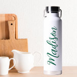 Handgeschriebenes Skript für den Hunter von grünen Trinkflasche<br><div class="desc">Eine kühn Jägergrüne personalisierte Monogramm-Wasserflasche für ein Mädchen oder einen Typ,  das einfache,  handgeschriebene Geschenke Lieben. Schönes kursives Skript an der Seite Ihrer Flasche,  das Ihren Namen ausdrückt.</div>