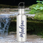 Handgeschriebenes Skript für Navy Blue Name Edelstahlflasche<br><div class="desc">Eine trendige marineblaue personalisierte Monogramm-Wasserflasche für ein Mädchen oder einen Typ,  das einfache,  handgeschriebene Geschenke Lieben. Schönes kursives Drehbuch auf der Flaschenseite,  das Ihren Namen in cooler Typografie ausdrückt.</div>