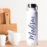 Handgeschriebenes Skript für Navy Blue Name Trinkflasche<br><div class="desc">Eine trendige marineblaue personalisierte Monogramm-Wasserflasche für ein Mädchen oder einen Typ,  das einfache,  handgeschriebene Geschenke Lieben. Schönes kursives Skript an der Seite Ihrer Flasche,  das Ihren Namen ausdrückt.</div>