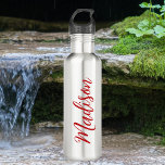 Handgeschriebenes Skript mit feinem roten Namen Edelstahlflasche<br><div class="desc">Eine fett personalisierte,  monogramm-Wasserflasche für ein Mädchen oder einen Typ,  das einfache,  handgeschriebene Geschenke Liebe. Schönes kursives Skript an der Seite Ihrer Flasche,  das Ihren Namen ausdrückt.</div>