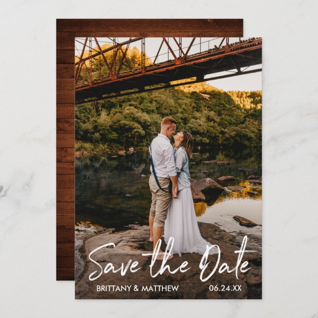 Handgeschriebenes Skript Rustic Wood Couple Foto Save The Date (Vorne/Hinten)