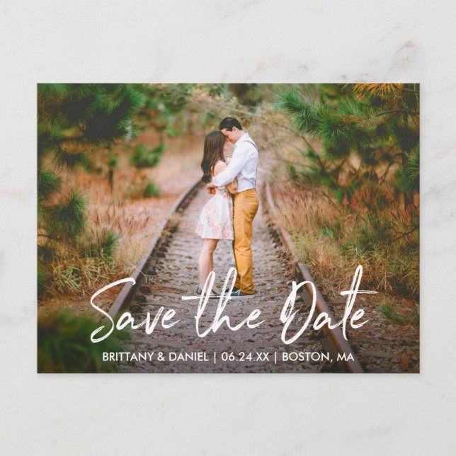 Handgeschriebenes Skript Save the Date Couple Foto Postkarte (Vorderseite)