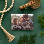 Handgeschriebenes spielerisches Weihnachtsfest-Fot Feiertagskarte<br><div class="desc">Einfach stilvoll und festlich. Mit einem handgeschriebenen Stil,  der Sie mit Ihrem Foto und Text begrüßen. Es gibt ein überblindendes Farbverlaufsüberlagern über dem Foto,  um den Text zu markieren. Die Rückseite zeigt ein handgezeichnet Schneemuster in Rot für eine besondere Touch.</div>