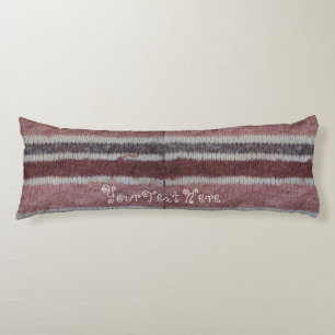 handgestrickter brauner und biege gestreifter Spaß Seitenschläferkissen