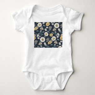 Handgezeichnet Blumenmuster, nahtlos künstlerisch. Baby Strampler