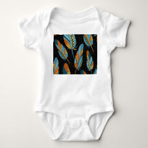 Handgezeichnet Federn: farbenfroher Hintergrund. Baby Strampler