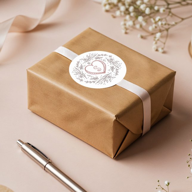 Handgezeichnet Herz- und Blumenkranz-Monogramm Runder Aufkleber (Hand-drawn Heart & Floral Wreath Custom Monogram Classic Round Sticker)