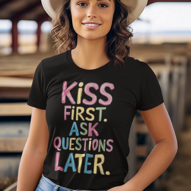 HandGezeichnet Phrase Kiss First, Frage Fragen spä T-Shirt (Von Creator hochgeladen)