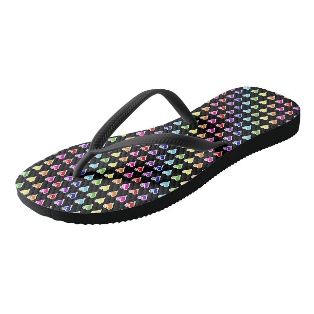 Handgezeichnet Regenbogenherzen Flip Flops (Schrägansicht)