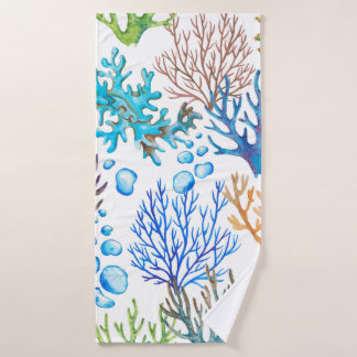 Handgezeichnet Wasserfarbenmuster mit Korallen. Un Badehandtuch