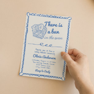 Handgezeichnete blaue Bun in der Oven Boy Baby Dus Einladung