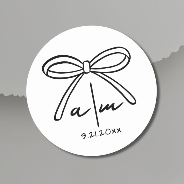Handgezeichnete Bow-Molkenkleidung Runder Aufkleber (Hand Drawn Bow Whimsical Wedding Monogram Classic Round Sticker )