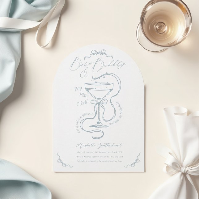 Handgezeichnete Bows Bubbly Cocktail Brautparty Ar Einladung (flatlay of an elegnat classy light pale cream beige surface with a blank white 5x7 invitation, shinn)