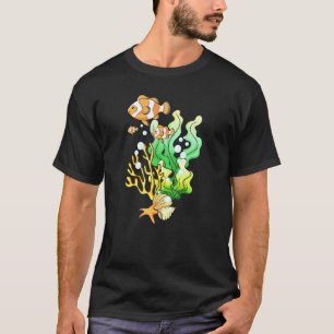 Handgezeichnete bunte tropische Fische auf einem K T-Shirt