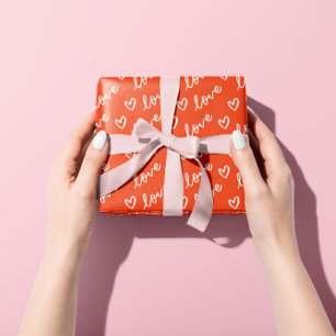 Handgezeichnete Herzen und Liebesbuchstaben in Rot Geschenkpapier