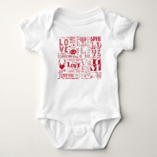 Handgezeichnete Liebesdoodles, charmanter Muster. Baby Strampler