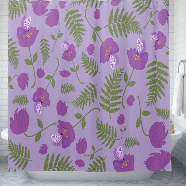 Handgezeichnete lila Blumen & Farne Duschvorhang (Light background curtain with purple flowers, green leaves, and butterflies. Simple & fresh.)