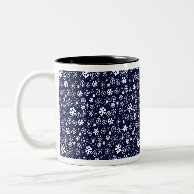 Handgezeichnete Schneeflocke Blizzard mit Navy Cla Zweifarbige Tasse (Links)