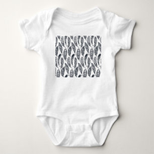 Handgezeichnete, tribale Federn, Vintage-Muster. Baby Strampler