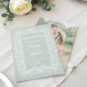 Handgezeichnete Vintage-Schleife auf Salbei-Hinter Save The Date
